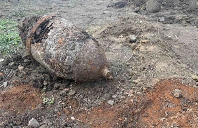 O bombă de aviație de 100 de kilograme, descoperită în timpul unor lucrări la Mereni. Geniștii au intervenit de urgență