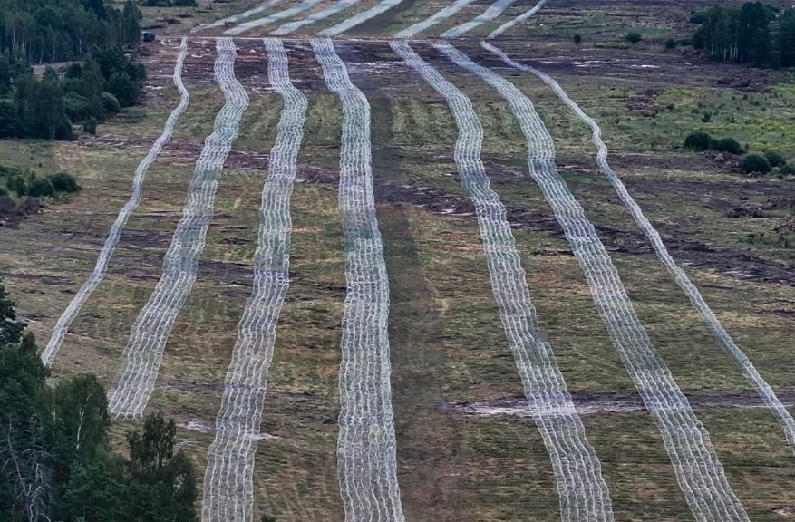 Kievul se blindează în nord: 35 de rânduri de sârmă ghimpată pentru a opri infiltrarea rusă