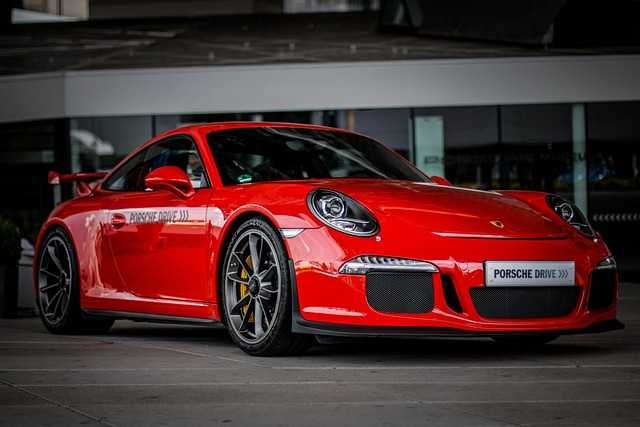 Porsche vrea să vândă mai puține mașini, dar mai scumpe. Producătorul german își schimbă strategia