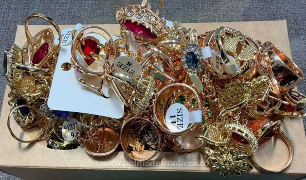 Bijuterii de 660.000 de lei, ascunse în perne: o moldoveancă, oprită la Giurgiu