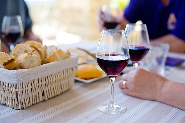Franța estimează cea mai scăzută producție de vin din acest secol, afectată de secetă și temperaturi extreme