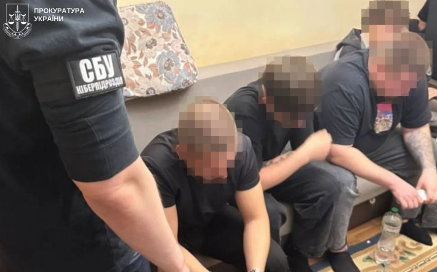 Se dădeau drept femei pe site-uri de întâlniri și goleau conturile victimelor