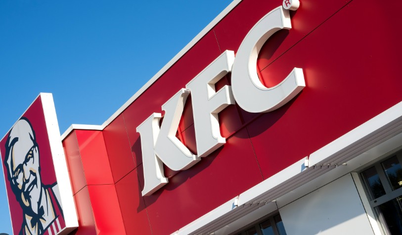KFC renunță la Pepsi după aproape 40 de ani și trece la Coca-Cola