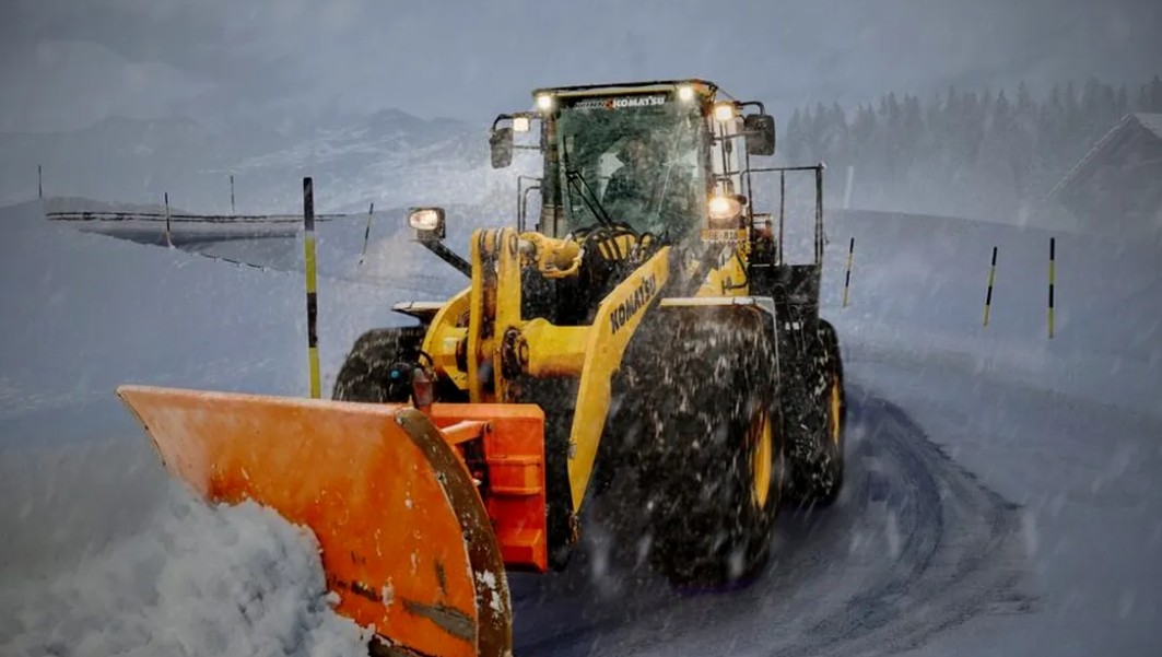 Ninsoare abundentă pe Transfăgărășan: drumarii intervin cu utilaje de deszăpezire