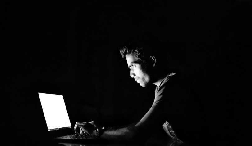 Un hacker a compromis peste 100 de site-uri cu ajutorul inteligenței artificiale